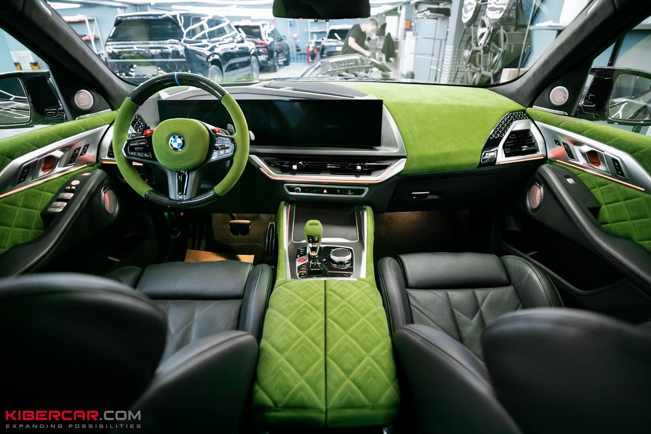 Перешив салона и руля с добавлением карбона на BMW XM: яркий интерьер в стиле автомобиля