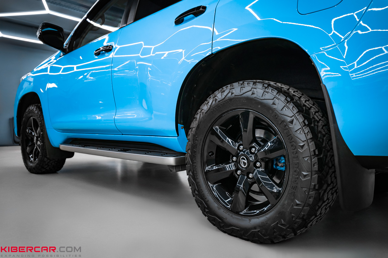 Полное преображение Toyota Land Cruiser Prado: черные диски и ярко-голубые суппорты
