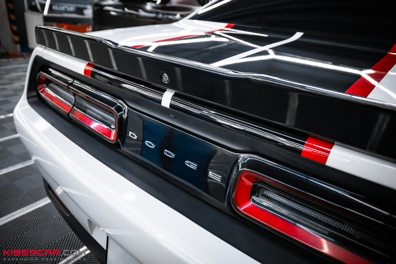 Двойная оклейка Dodge Challenger: спортивные полосы и защита кузова полиуретаном