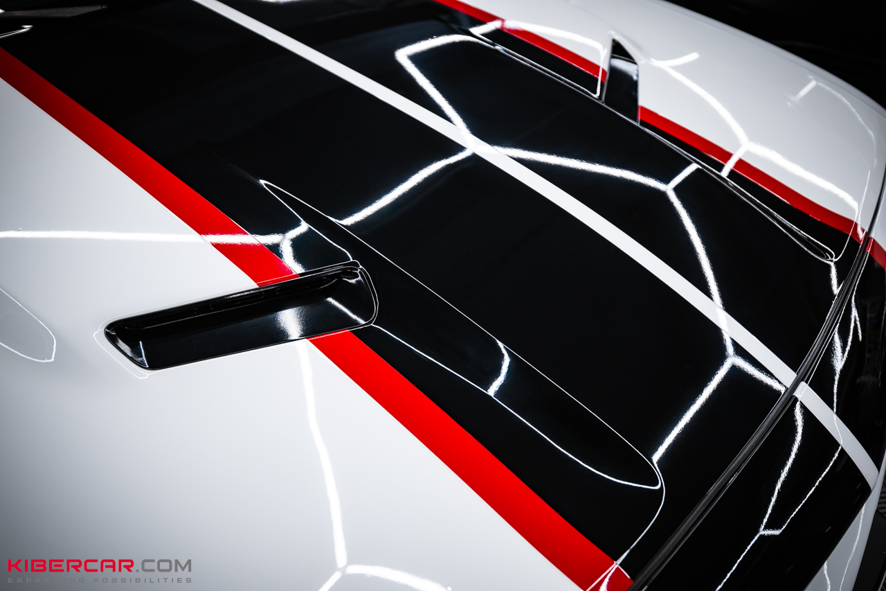Двойная оклейка Dodge Challenger: спортивные полосы и защита кузова полиуретаном