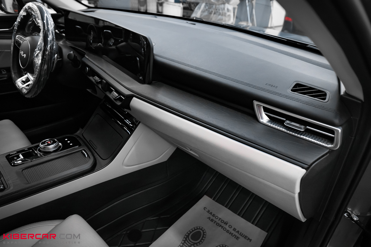 Аквапринт салона Kia K5: эффект натурального дерева в темно-сером оттенке