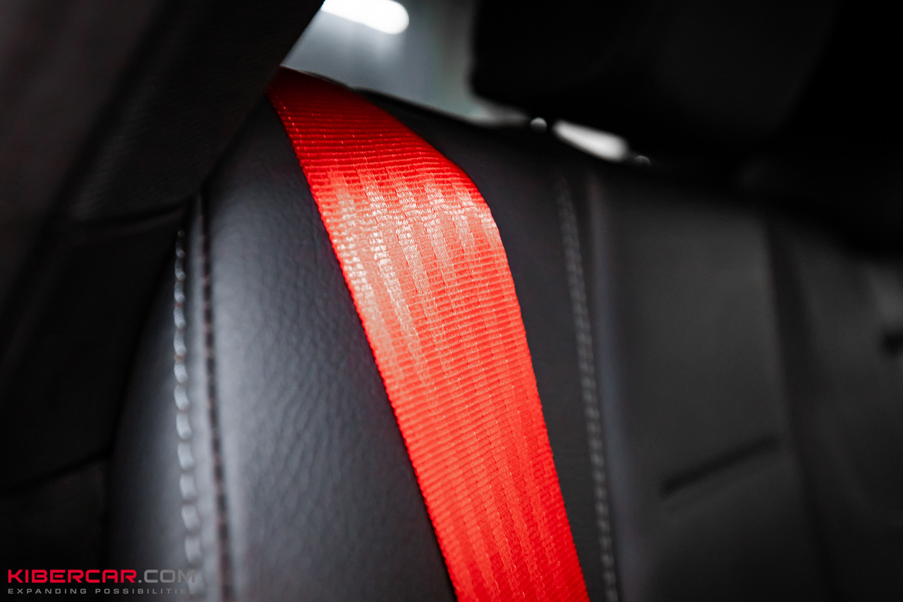 Замена ремней безопасности на Mercedes-Benz GLE Coupe: спортивный акцент в черном салоне