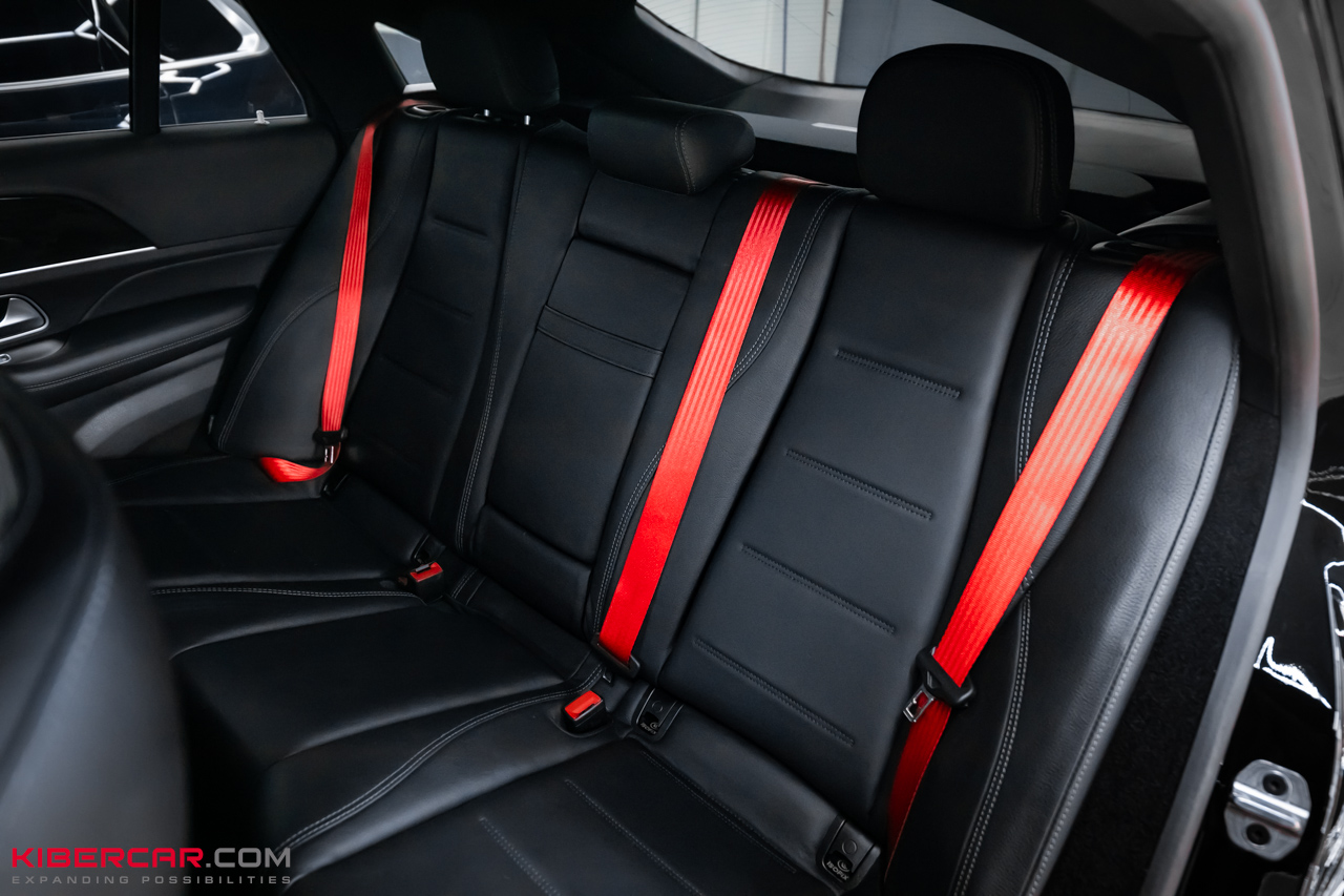 Замена ремней безопасности на Mercedes-Benz GLE Coupe: спортивный акцент в черном салоне