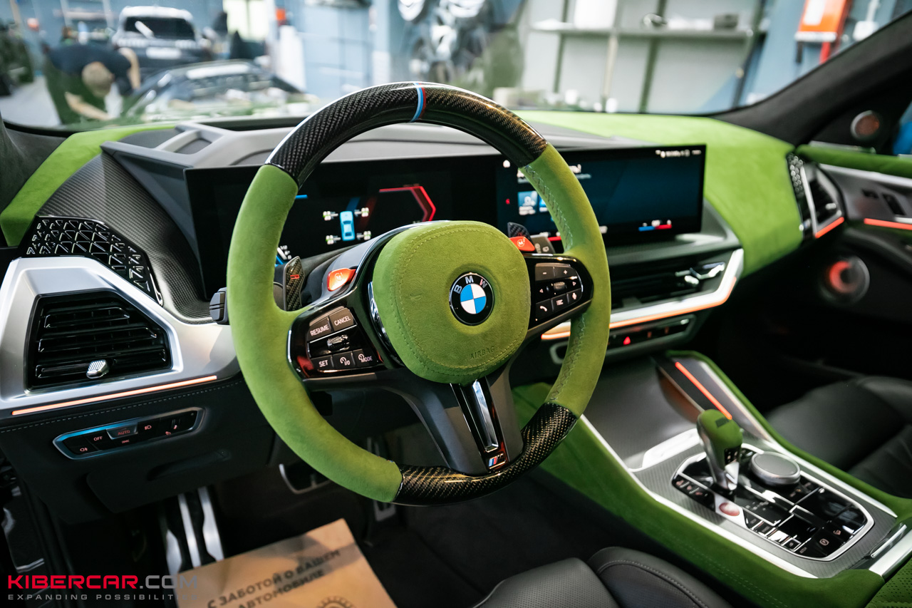 Перешив салона и руля с добавлением карбона на BMW XM: яркий интерьер в стиле автомобиля