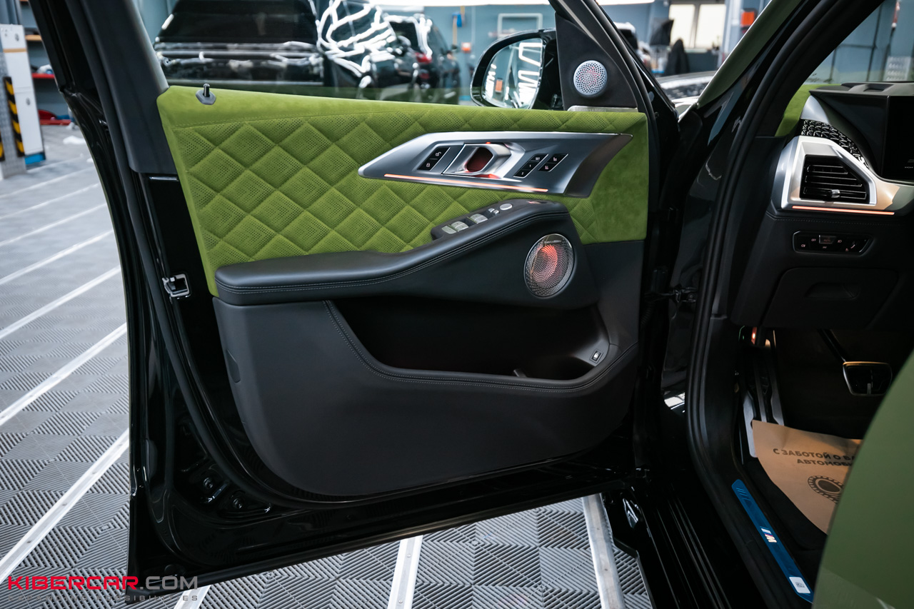 Перешив салона и руля с добавлением карбона на BMW XM: яркий интерьер в стиле автомобиля