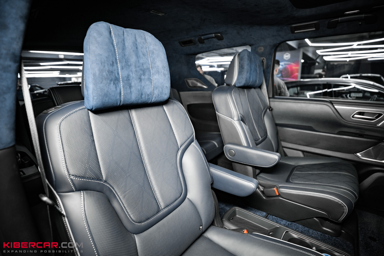 Перешив элементов салона Infiniti QX80: больше синих акцентов