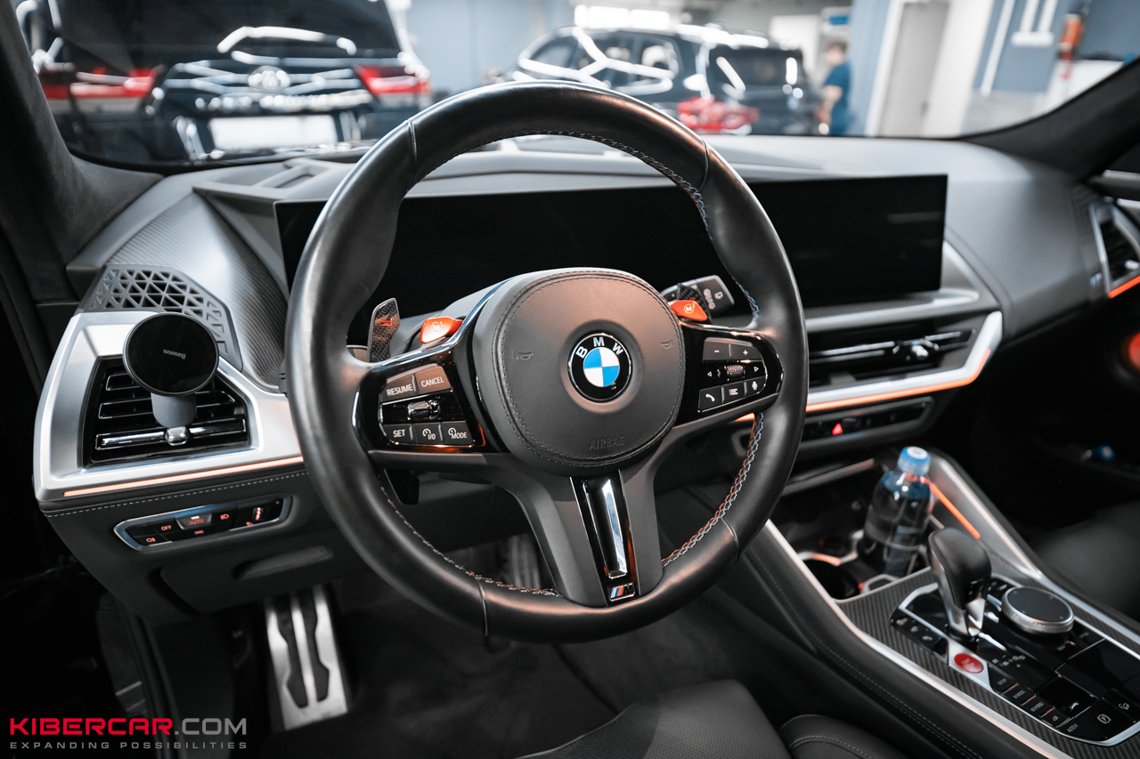 Перешив салона и руля с добавлением карбона на BMW XM: яркий интерьер в стиле автомобиля