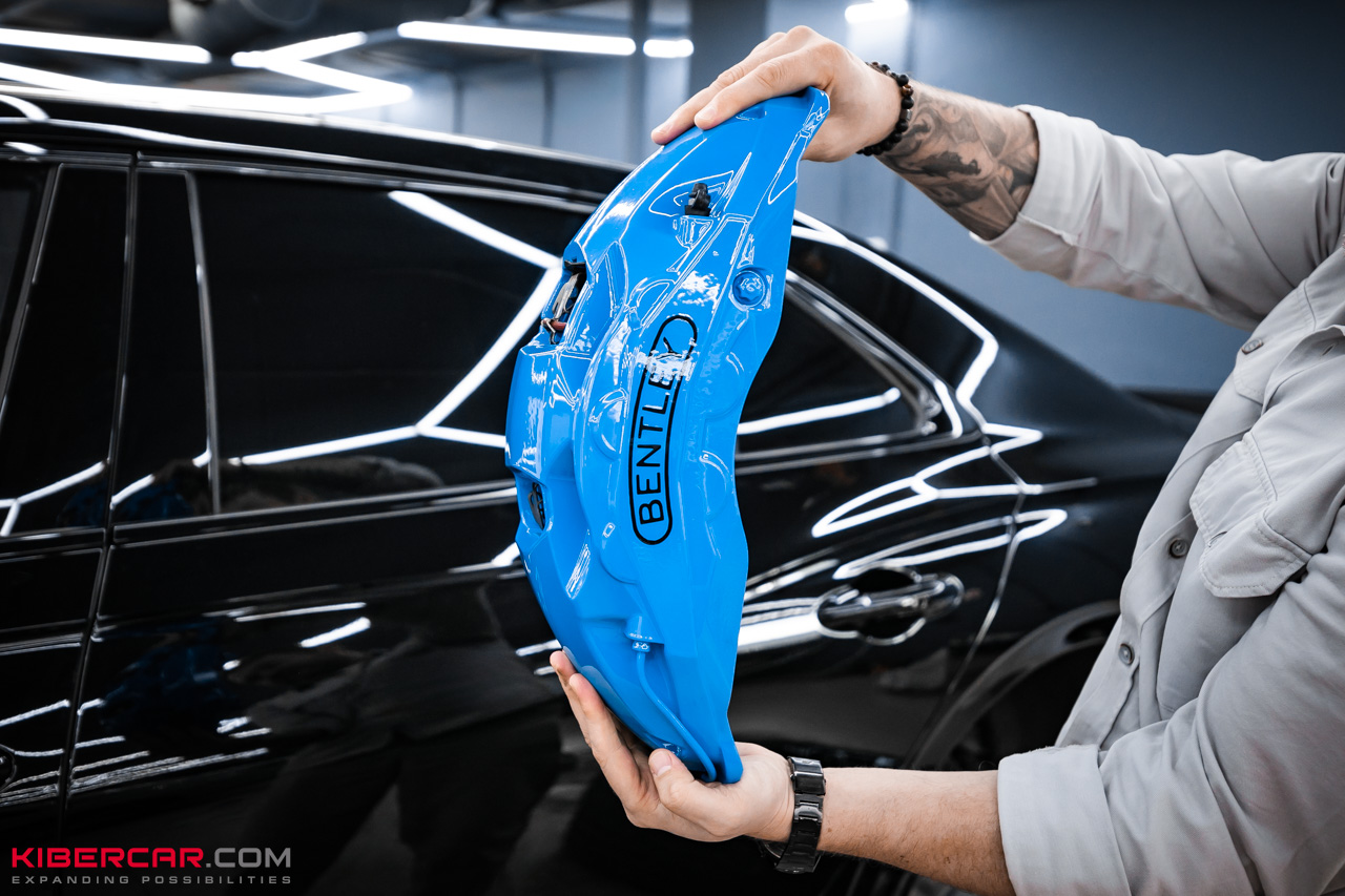 Новый образ Bentley Flying Spur: покраска дисков, суппортов и шильдиков