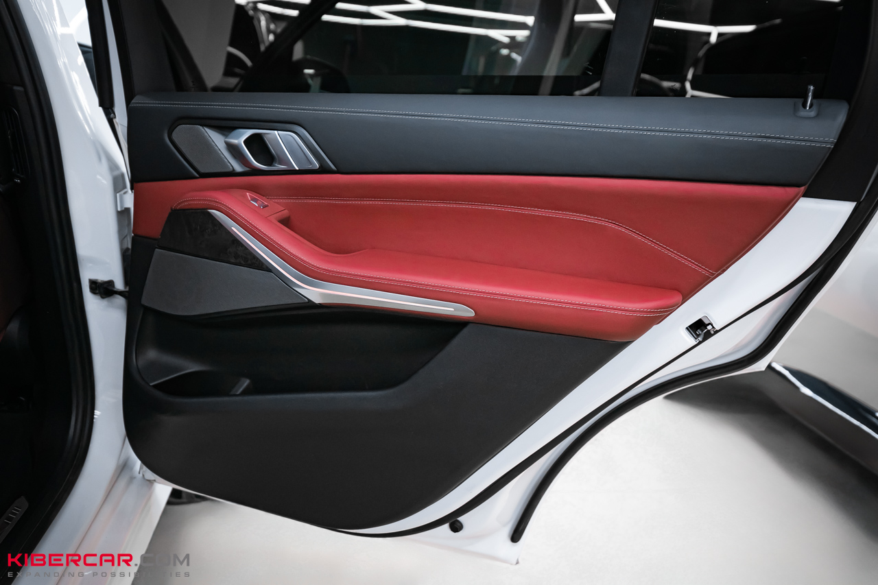 Перешив салона BMW X7 в красную кожу: выразительный контраст
