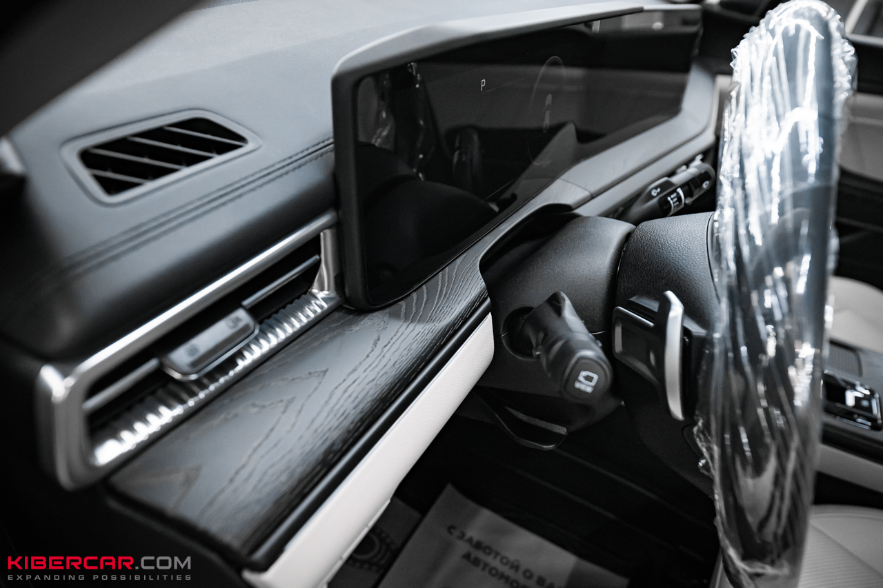 Аквапринт салона Kia K5: эффект натурального дерева в темно-сером оттенке