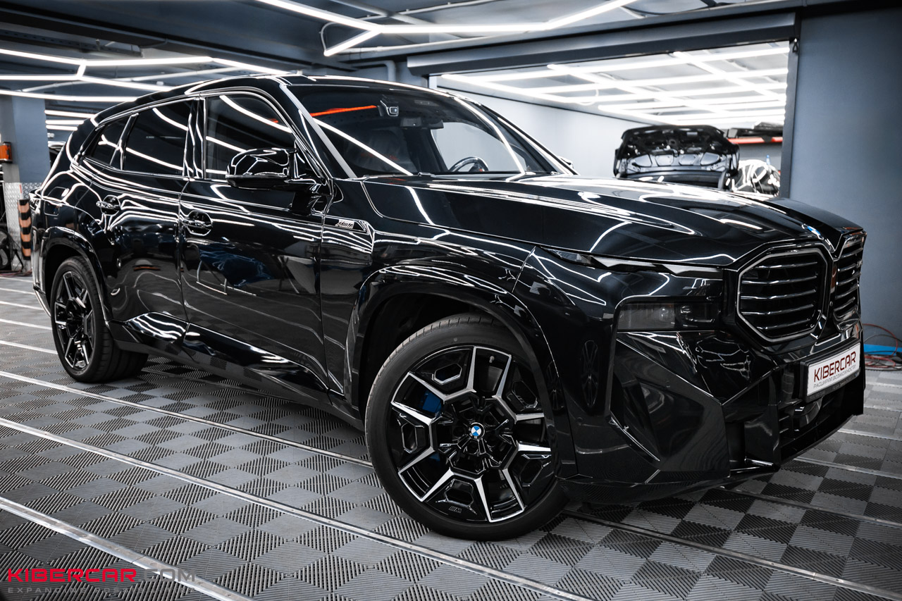 Оклейка, обвес и покраска суппортов на BMW XM: добавляем зеленые акценты