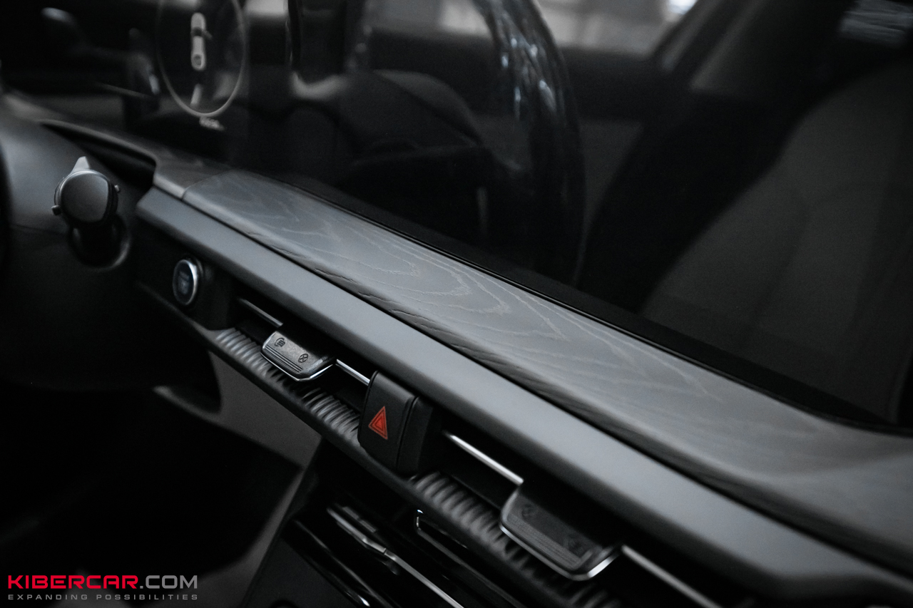 Аквапринт салона Kia K5: эффект натурального дерева в темно-сером оттенке