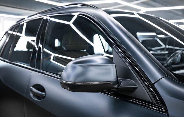 Новый облик BMW X5: антихром и оклейка матовым полиуретаном