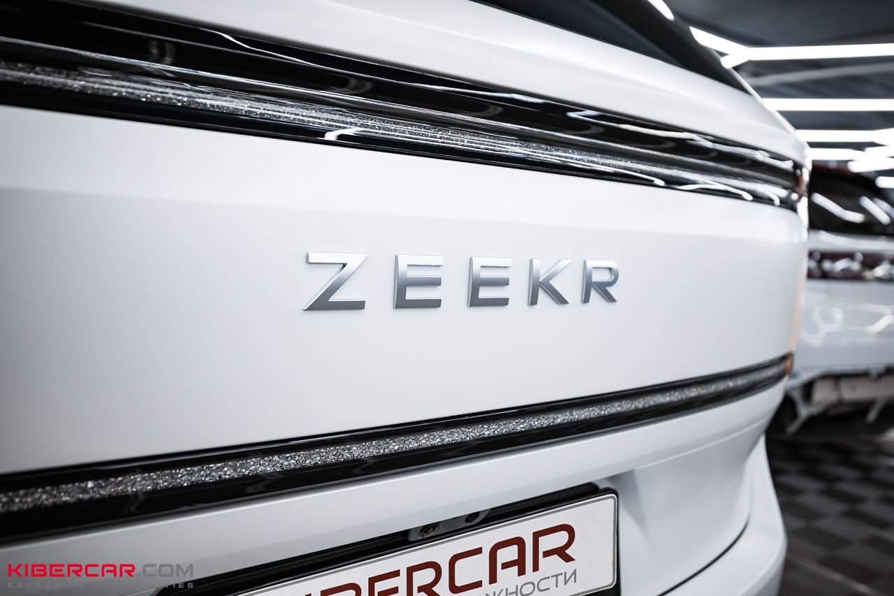 Матовая полиуретановая пленка на Zeekr 9X: защита и новый характер белого кузова