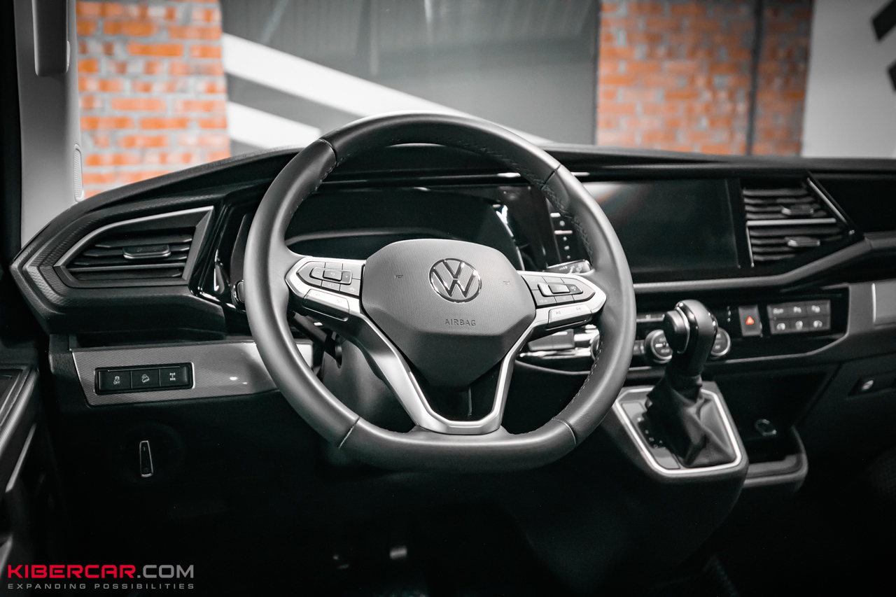 Аквапринт под дерево для Volkswagen Multivan: уютный интерьер в формате «офис на колесах»