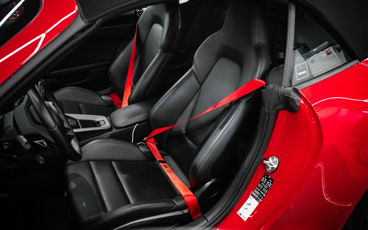 Замена ремней безопасности на Porsche 911: яркий акцент, который меняет восприятие салона