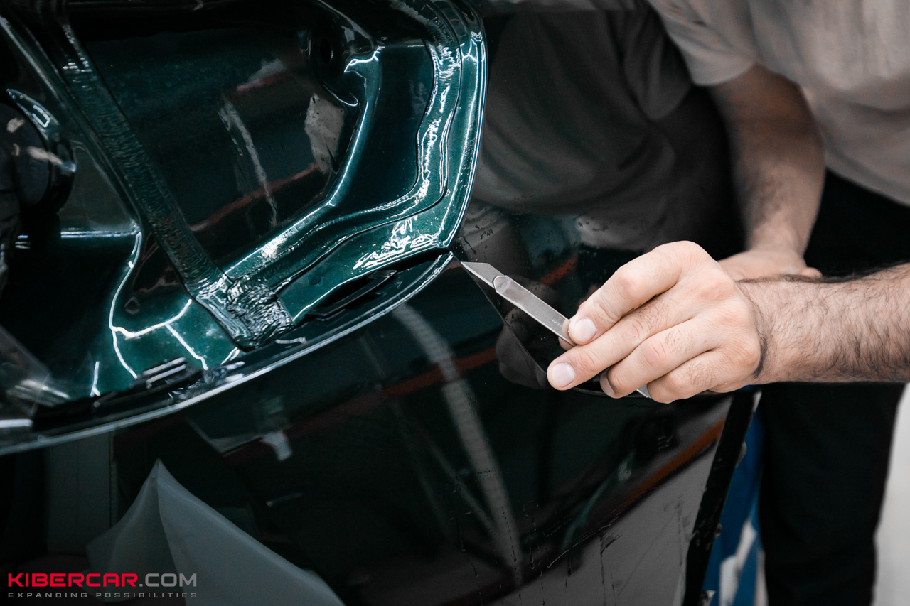 Оклейка BMW X5 глянцевой полиуретановой пленкой