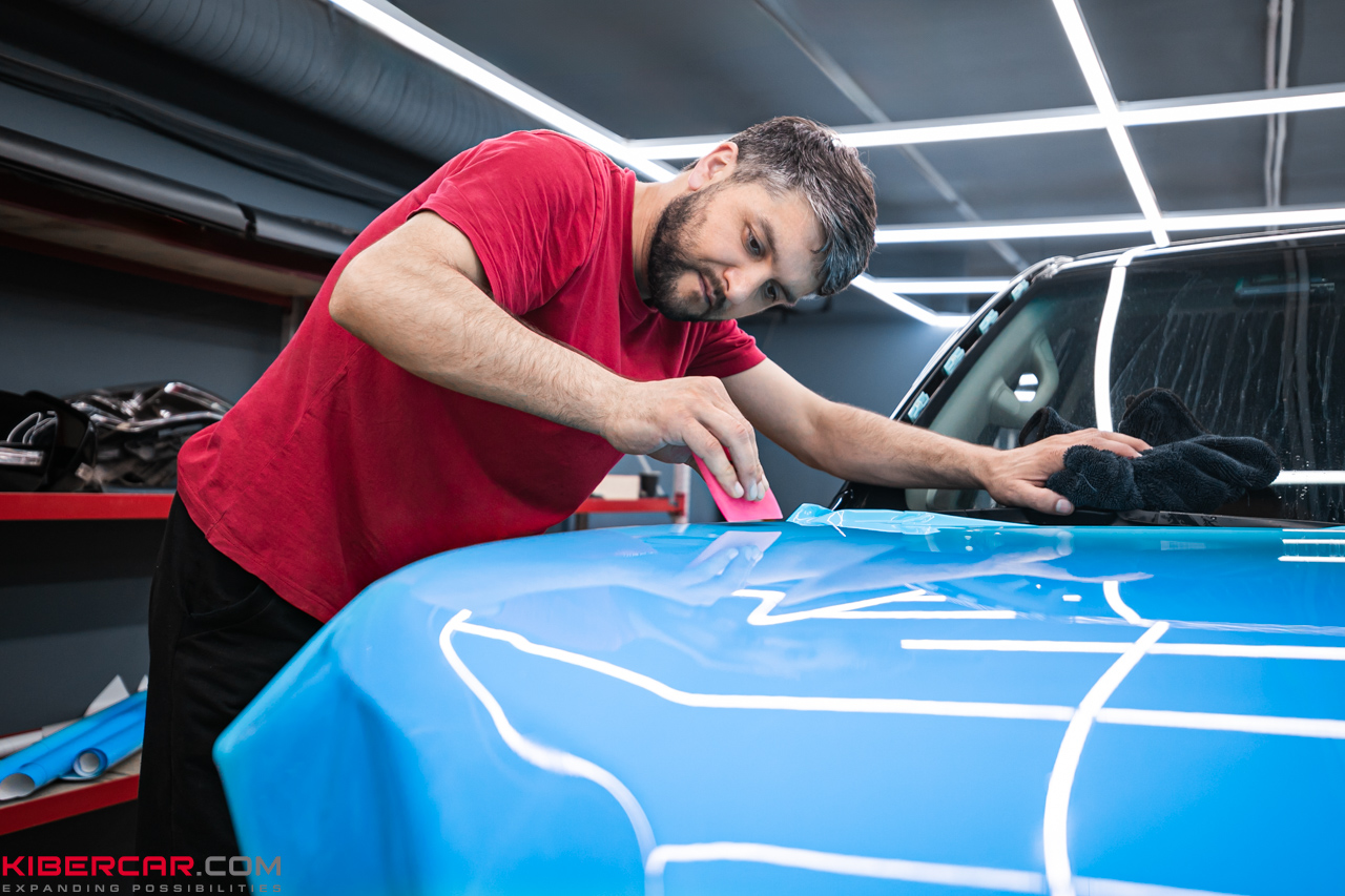 Яркий акцент на бездорожье: оклейка Toyota LC Prado в голубую полиуретановую пленку и антихром