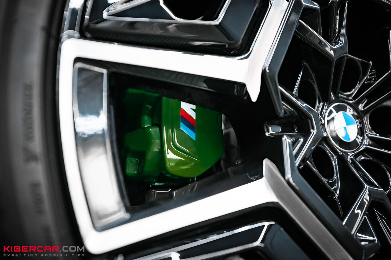 Оклейка, обвес и покраска суппортов на BMW XM: добавляем зеленые акценты