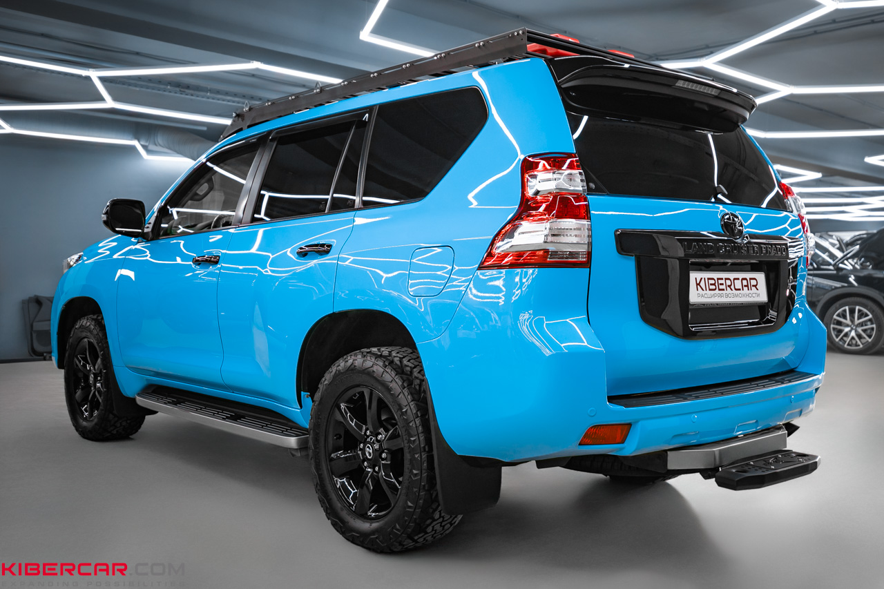 Полное преображение Toyota Land Cruiser Prado: черные диски и ярко-голубые суппорты