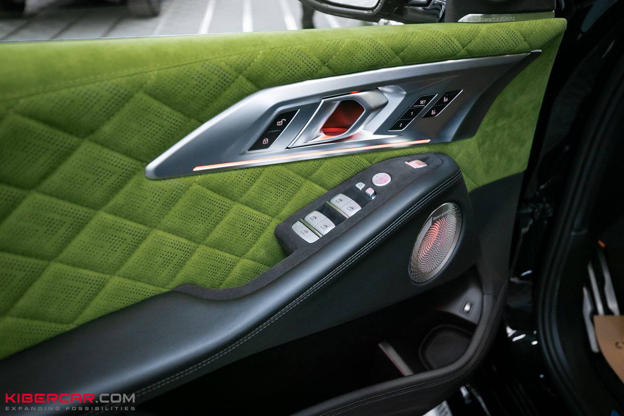 Перешив салона и руля с добавлением карбона на BMW XM: яркий интерьер в стиле автомобиля