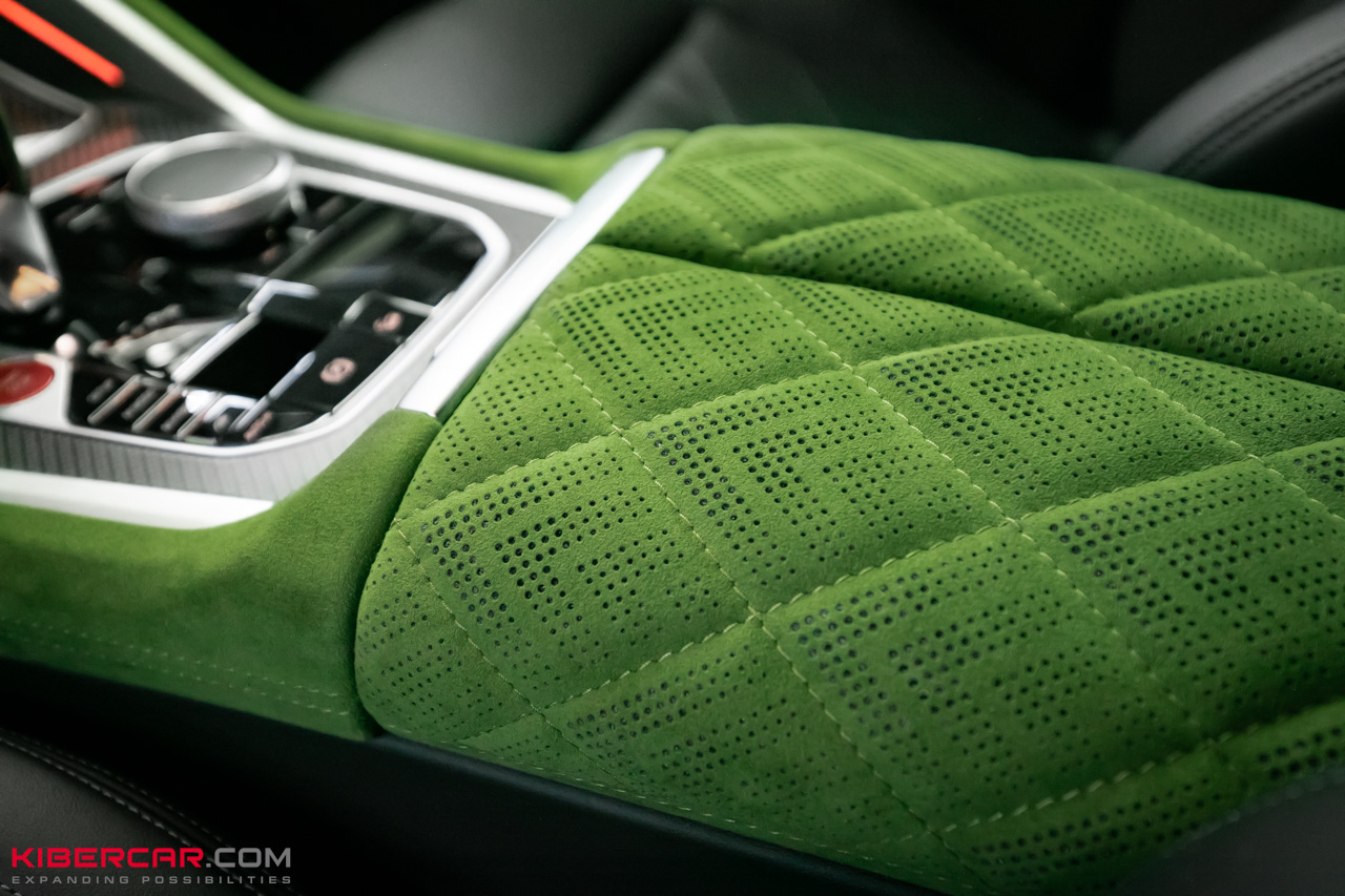 Перешив салона и руля с добавлением карбона на BMW XM: яркий интерьер в стиле автомобиля