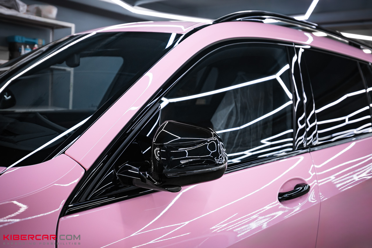 Оклейка BMW X7 розовой полиуретановой пленкой