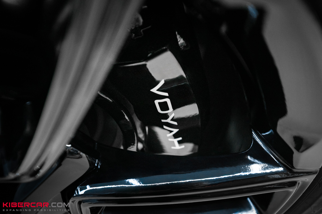 Покраска суппортов на Voyah Free в черный цвет с фирменной надписью