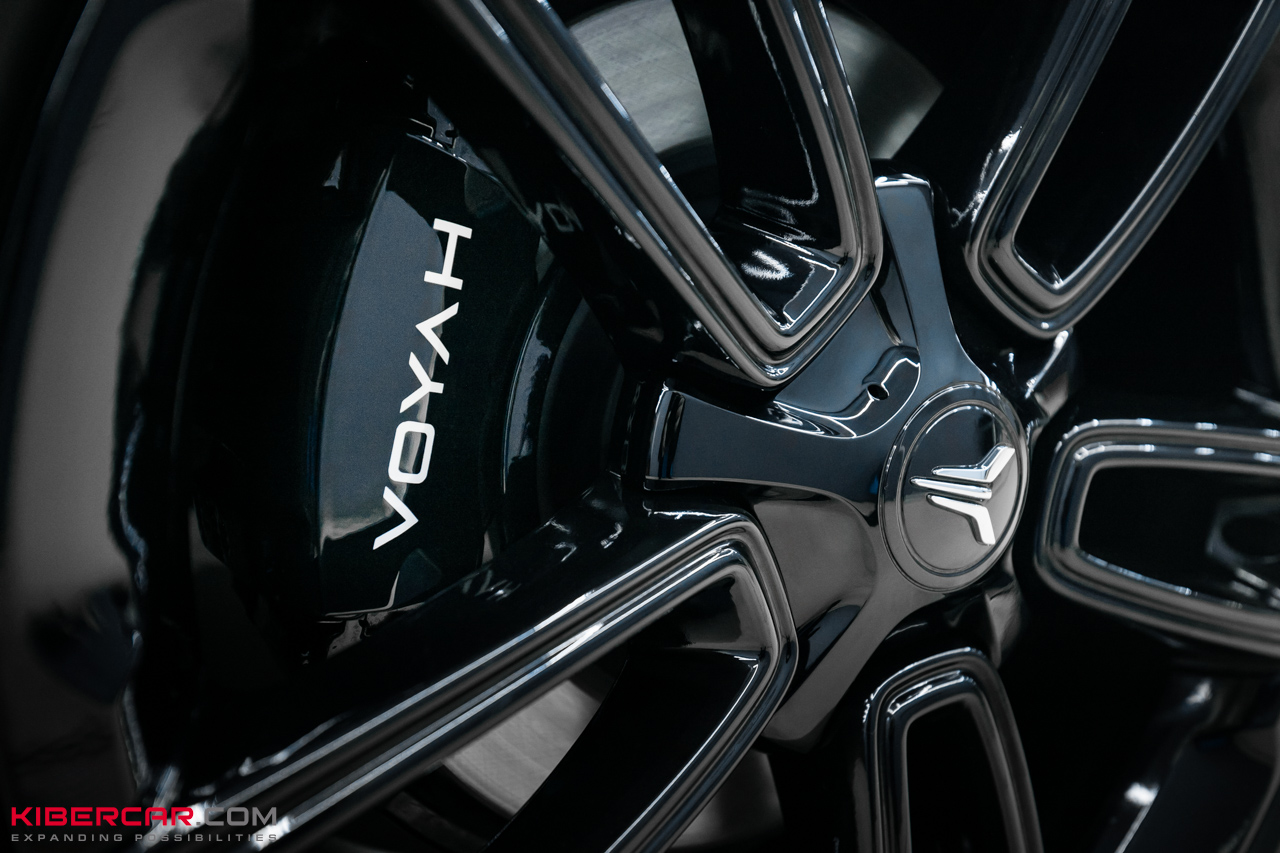 Покраска суппортов на Voyah Free в черный цвет с фирменной надписью