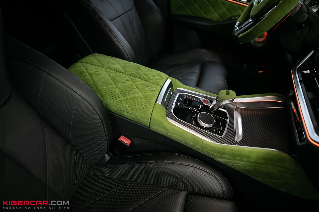 Перешив салона и руля с добавлением карбона на BMW XM: яркий интерьер в стиле автомобиля