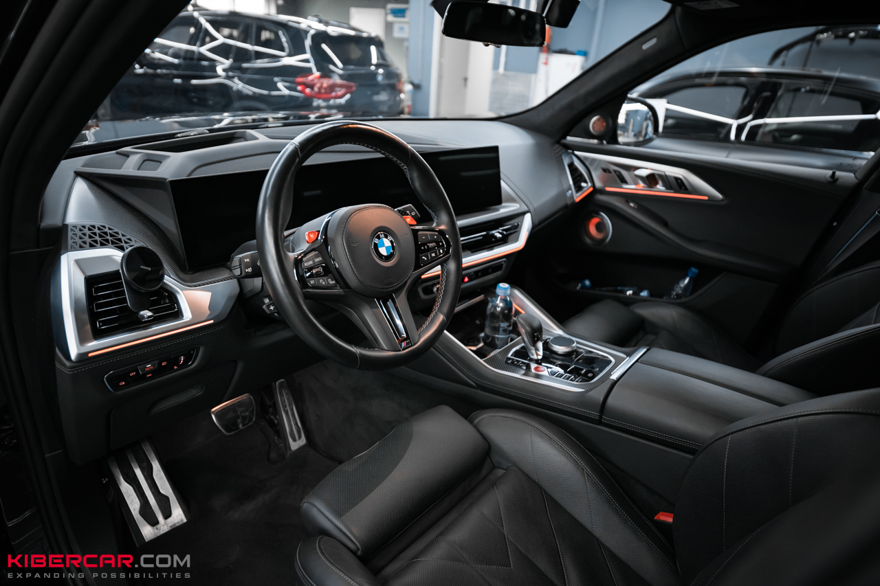 Перешив салона и руля с добавлением карбона на BMW XM: яркий интерьер в стиле автомобиля