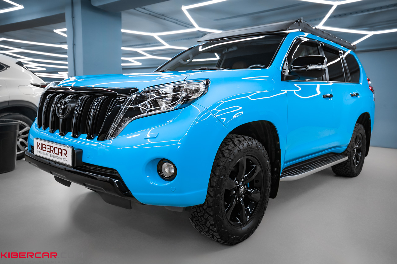 Полное преображение Toyota Land Cruiser Prado: черные диски и ярко-голубые суппорты