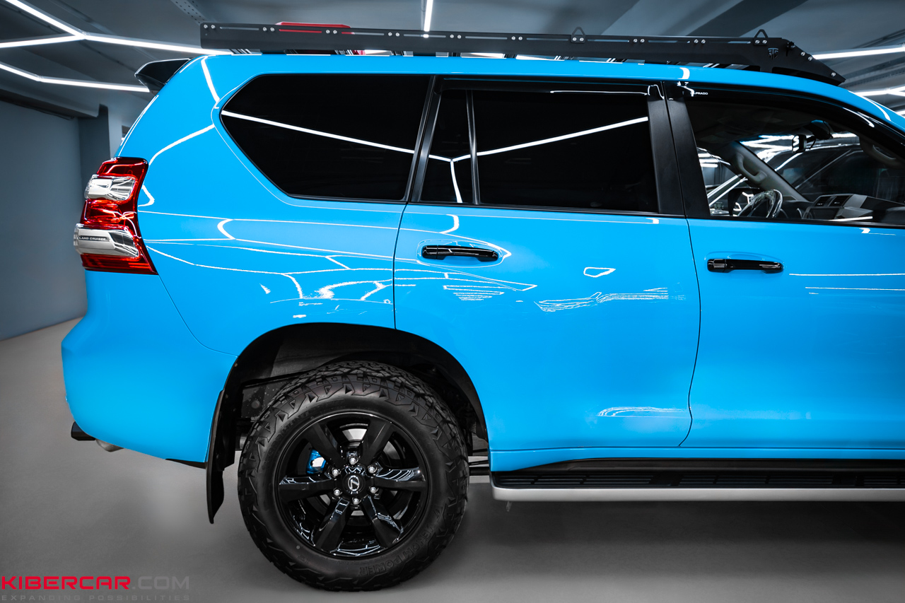 Полное преображение Toyota Land Cruiser Prado: черные диски и ярко-голубые суппорты