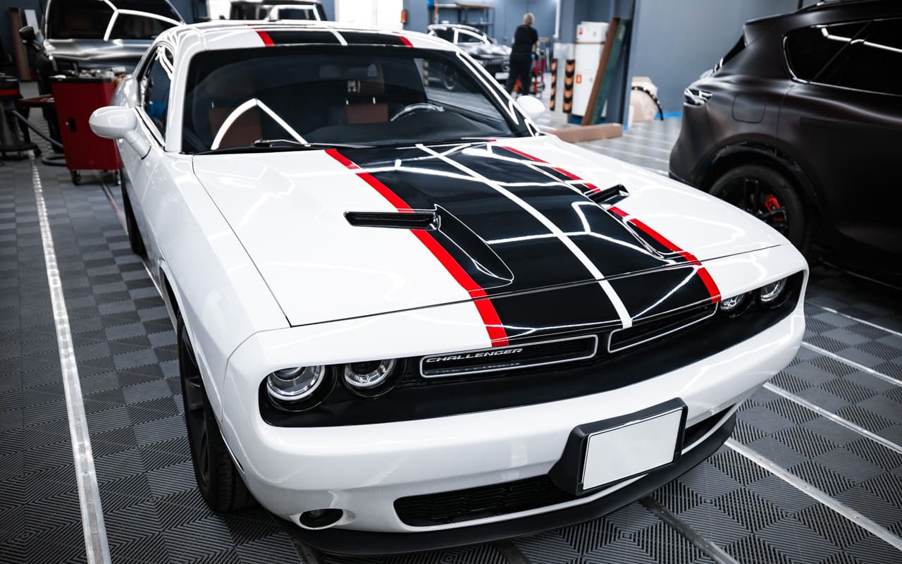 Двойная оклейка Dodge Challenger: спортивные полосы и защита кузова полиуретаном