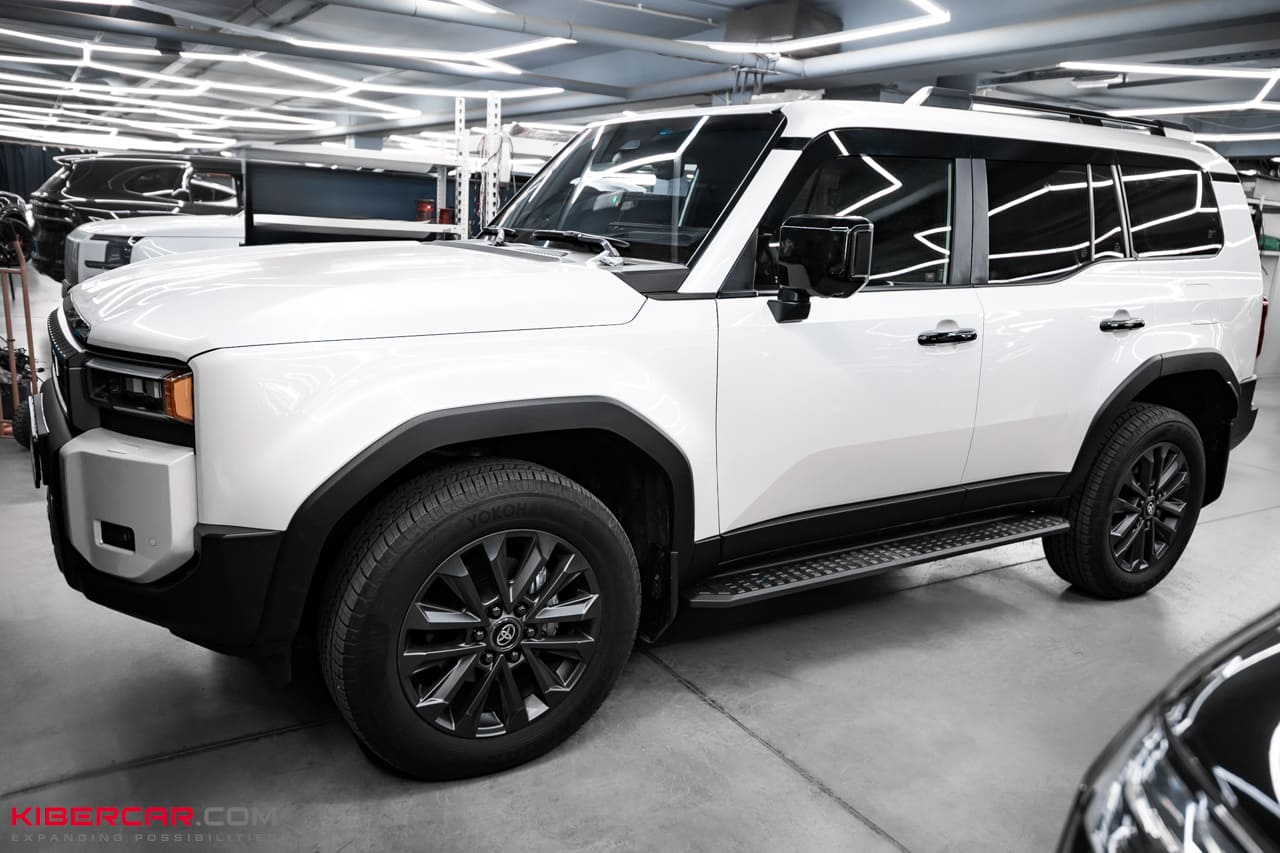 Toyota Land Cruiser Prado 250: атмосферная подсветка + звездное небо с кометами