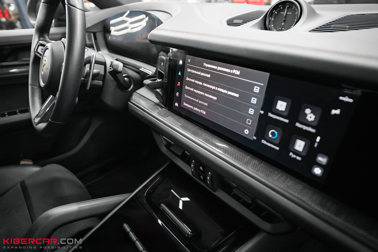 Ламинация карбоном элементов салона Porsche Cayenne: стильные акценты без визуального перегруза