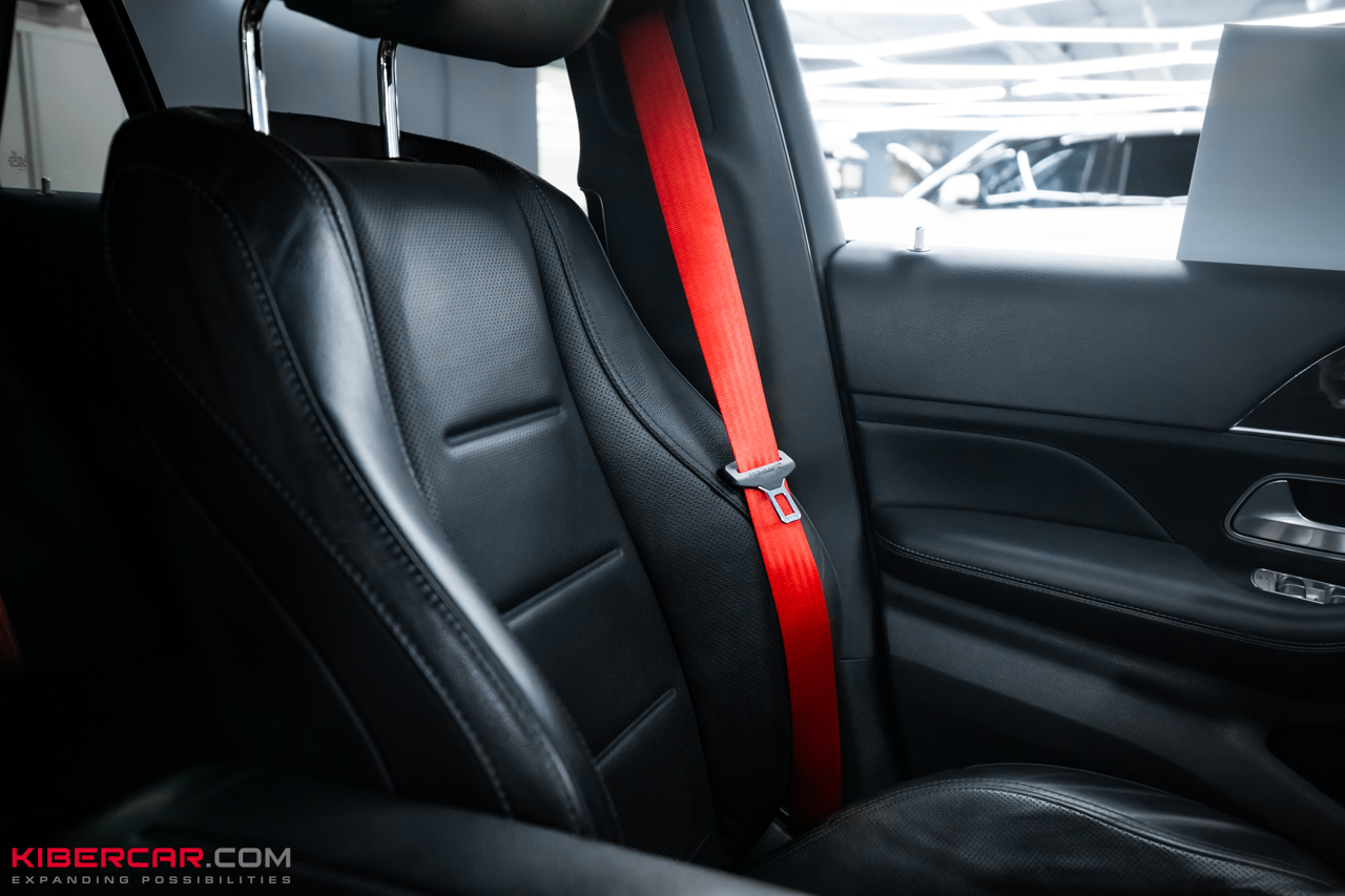 Замена ремней безопасности на Mercedes-Benz GLE Coupe: спортивный акцент в черном салоне