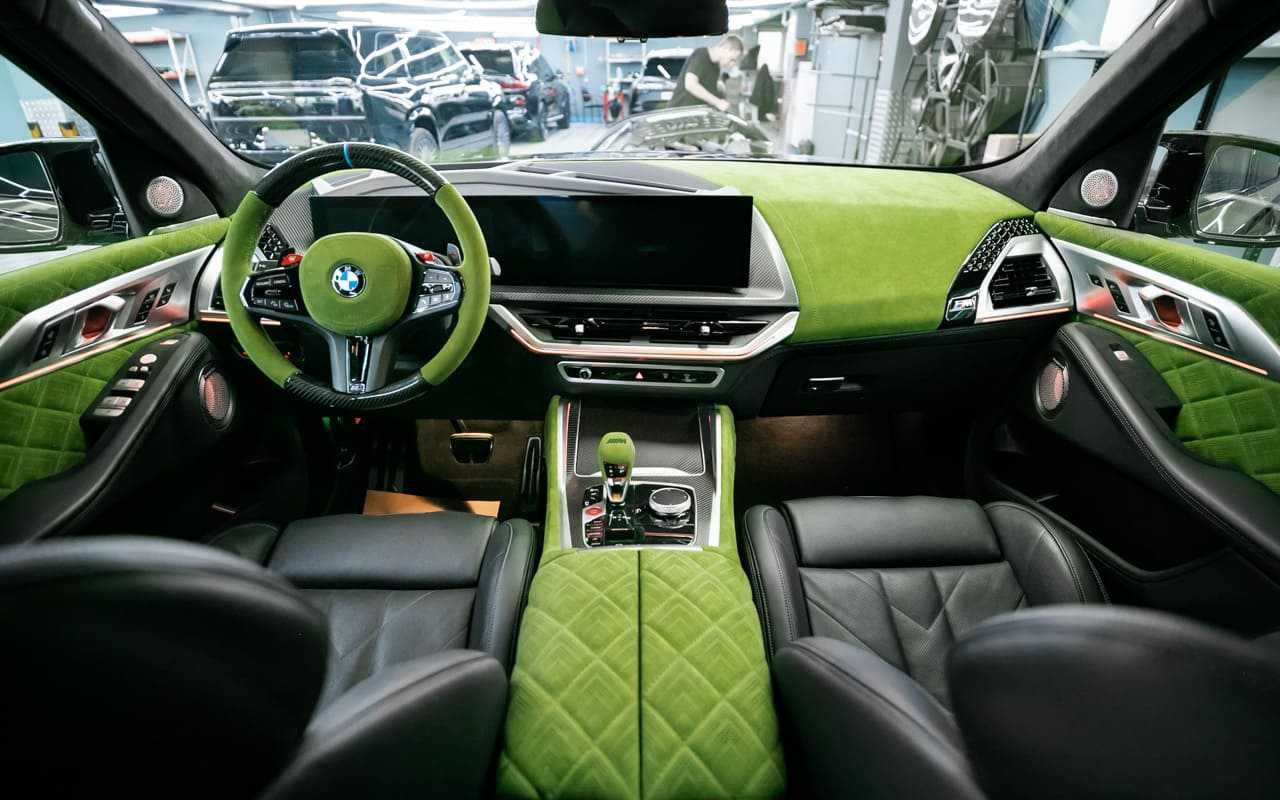 Перешив салона и руля с добавлением карбона на BMW XM: яркий интерьер в стиле автомобиля