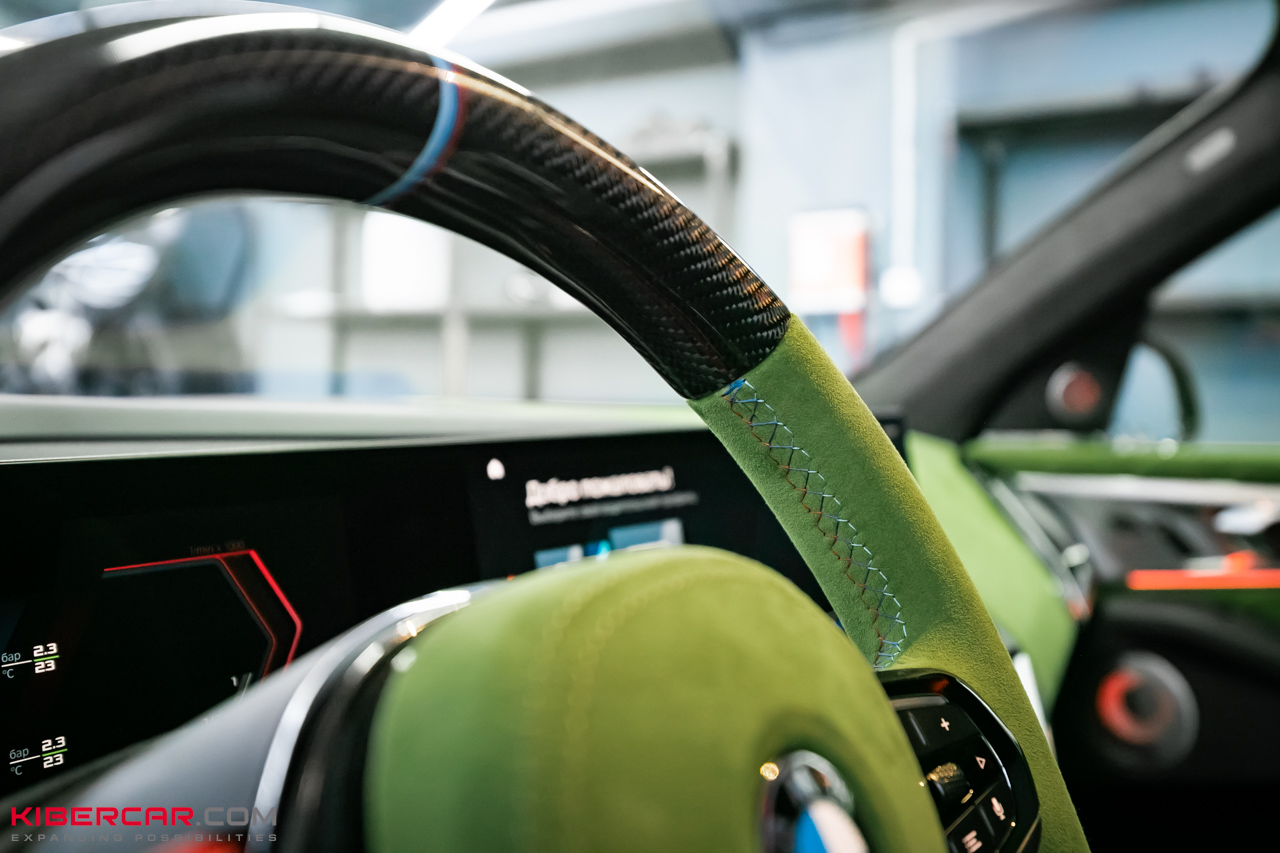 Перешив салона и руля с добавлением карбона на BMW XM: яркий интерьер в стиле автомобиля