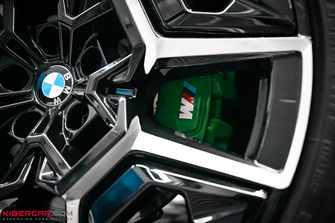 Оклейка, обвес и покраска суппортов на BMW XM: добавляем зеленые акценты