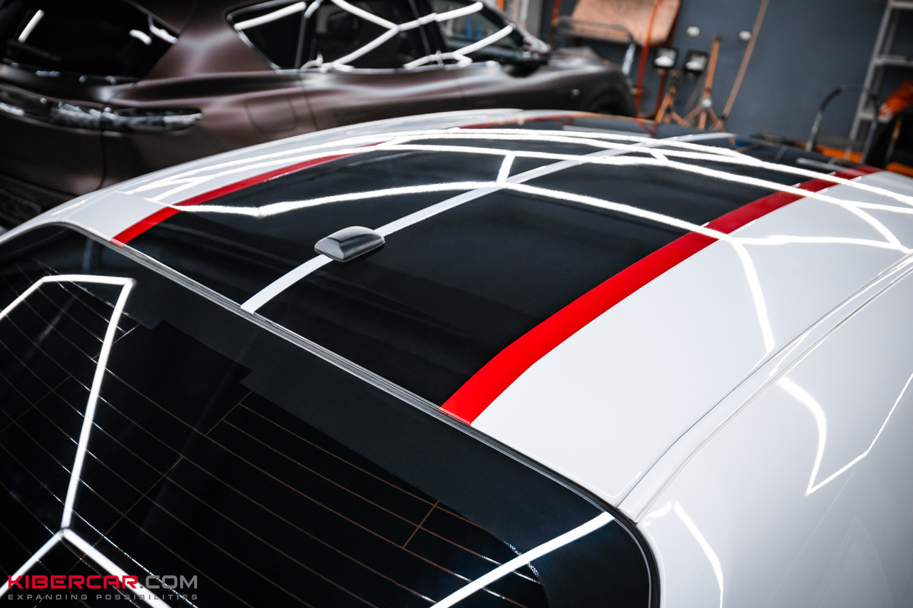 Двойная оклейка Dodge Challenger: спортивные полосы и защита кузова полиуретаном