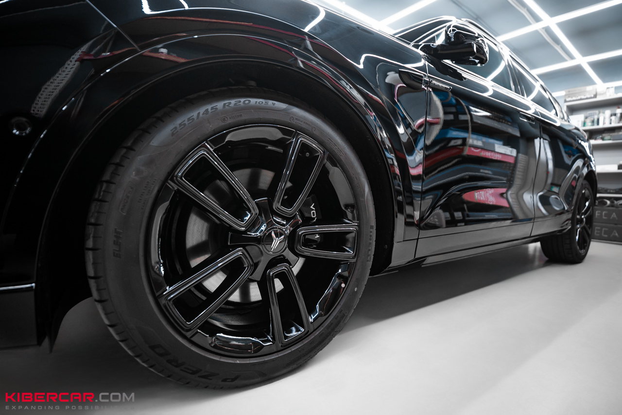 Покраска суппортов на Voyah Free в черный цвет с фирменной надписью