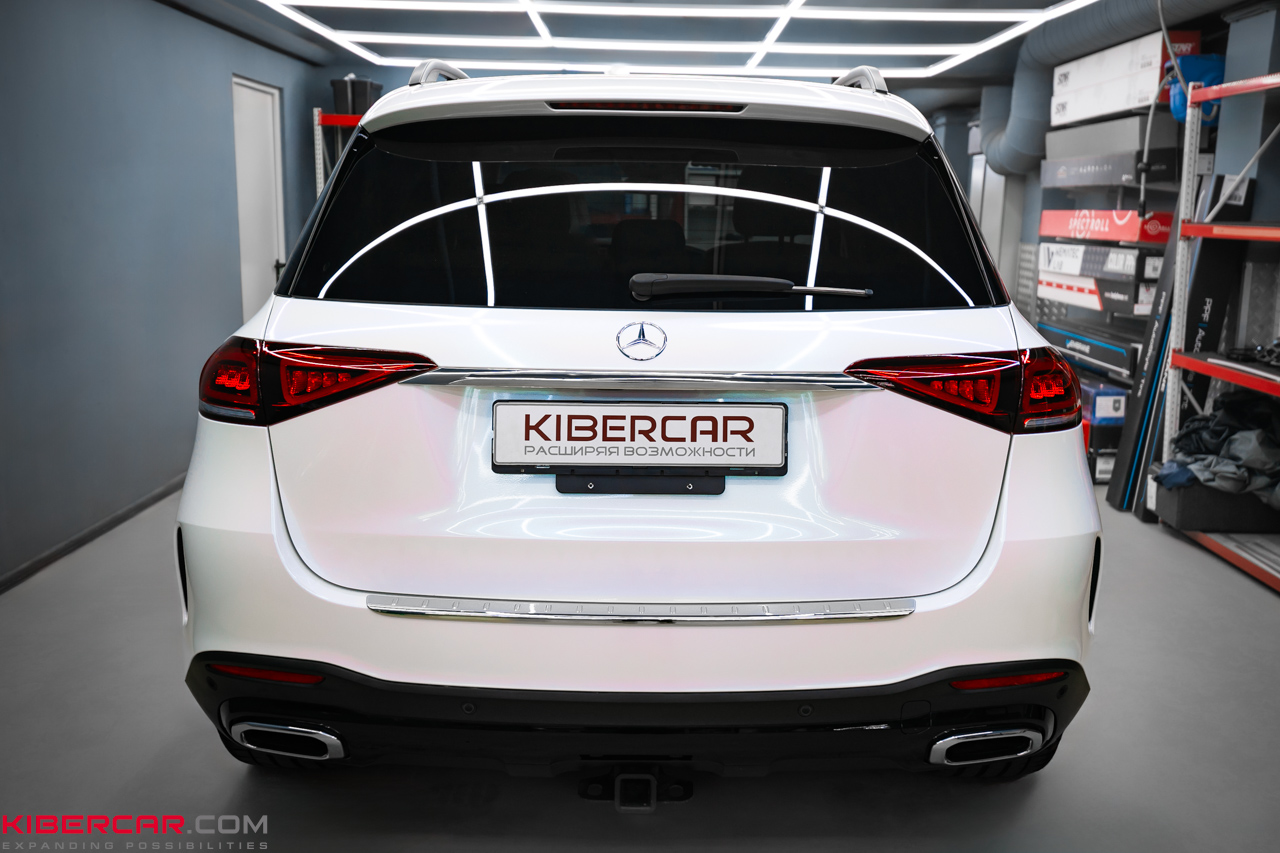 Mercedes-Benz GLE с изюминкой: оклейка кузова белой полиуретановой пленкой с перламутровым эффектом