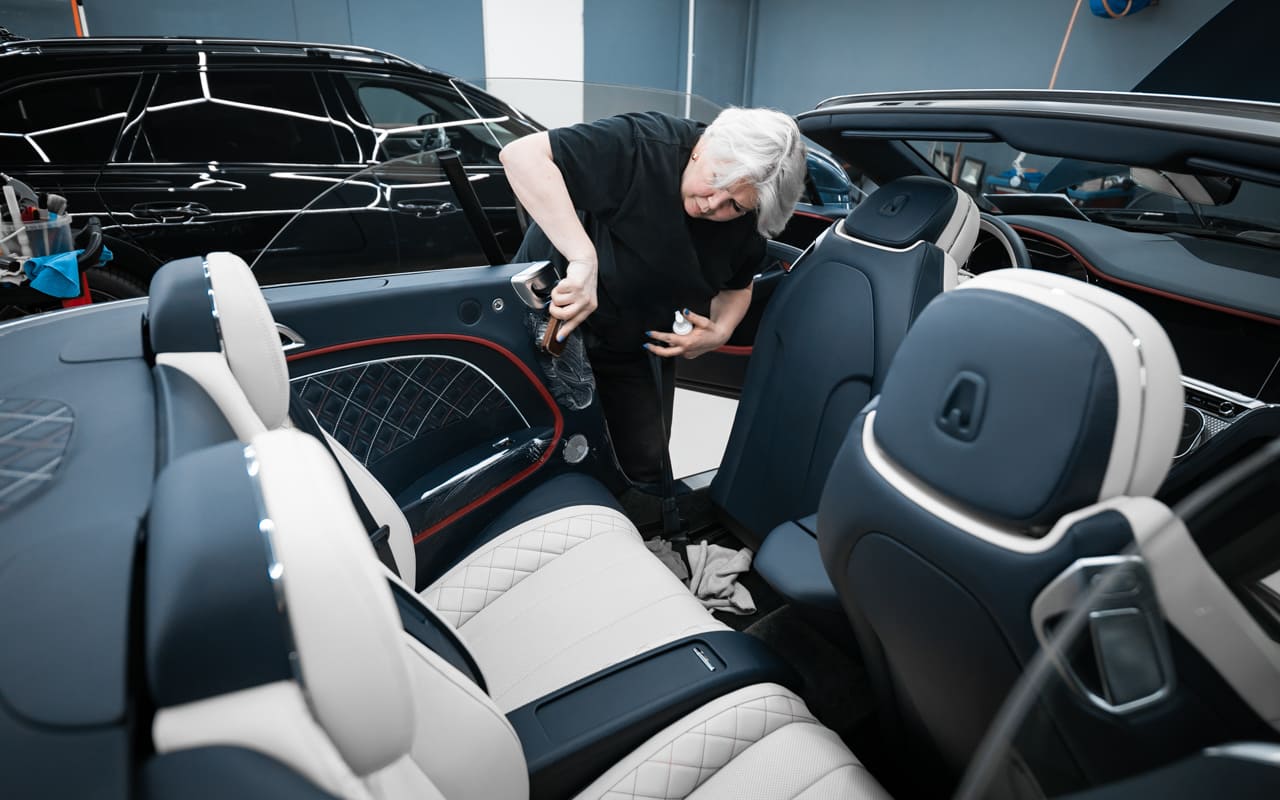 Химчистка салона роскошного кабриолета Bentley Continental GT