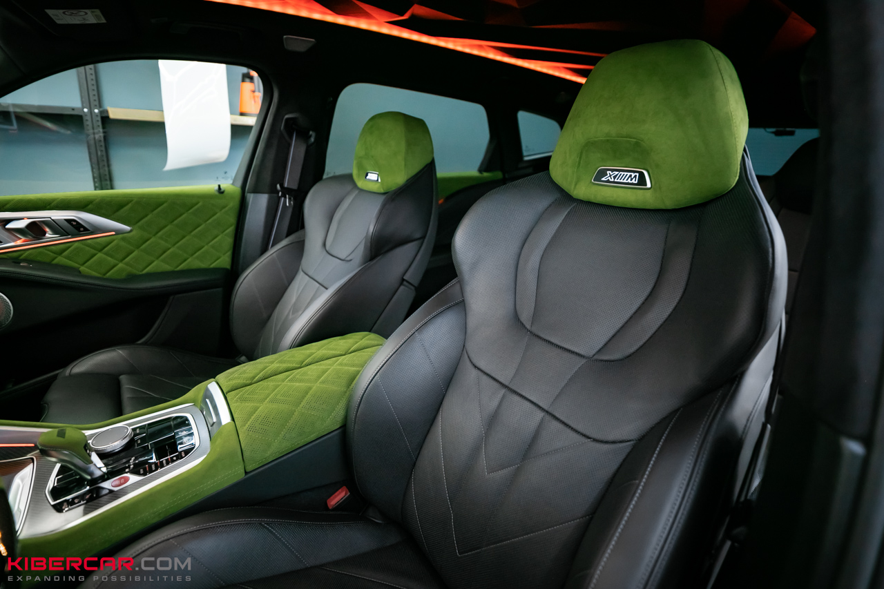 Перешив салона и руля с добавлением карбона на BMW XM: яркий интерьер в стиле автомобиля