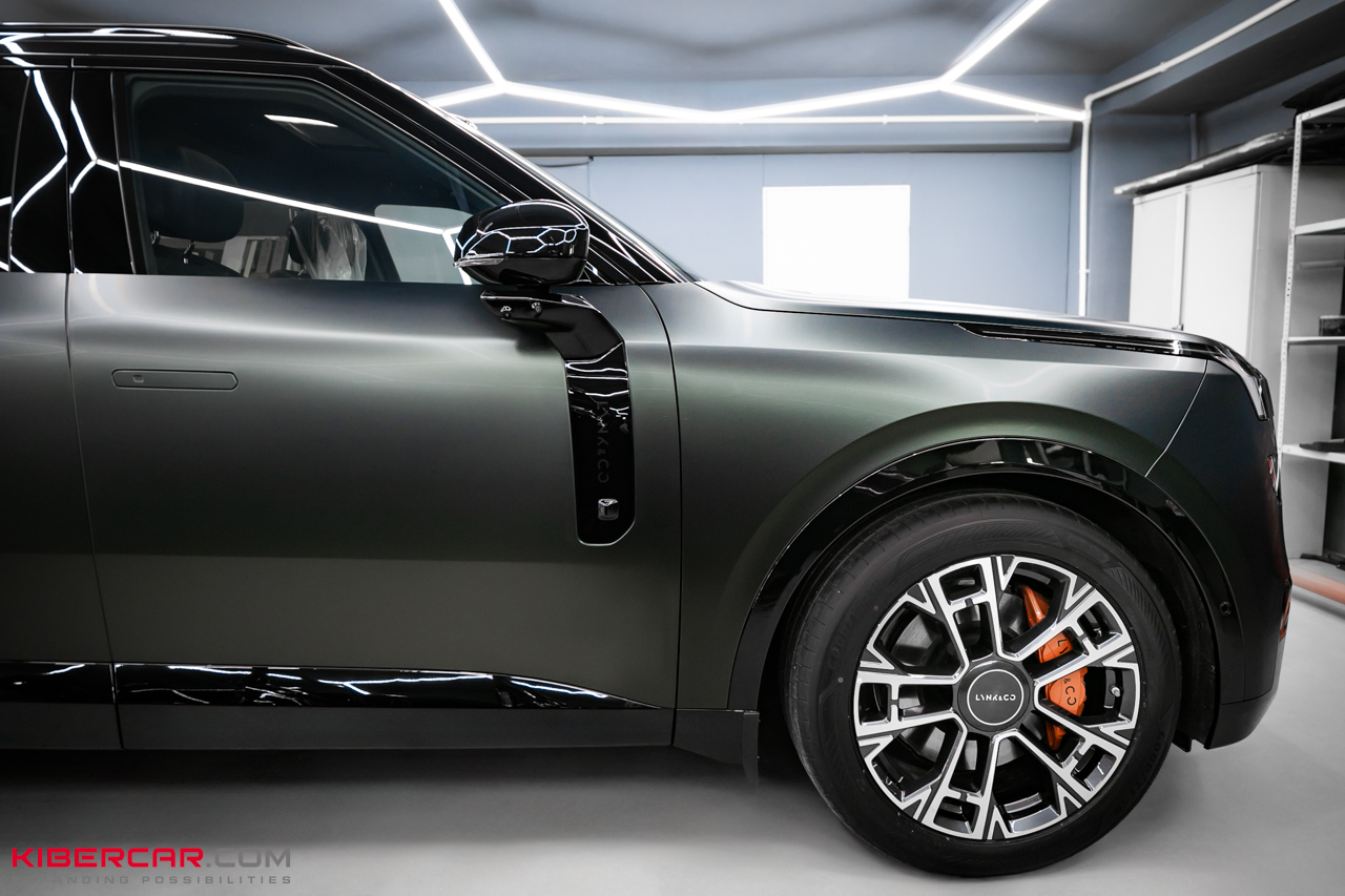 Оклейка Lynk & Co 900 матовой цветной полиуретановой пленкой с необычным эффектом