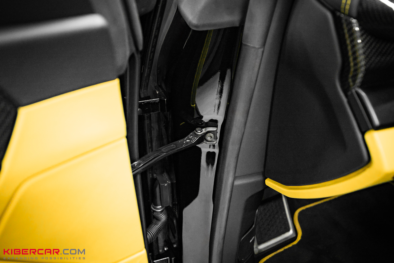 Оклейка Lamborghini Urus цветной полиуретановой пленкой с проемами: глубокий черный глянец вместо серого