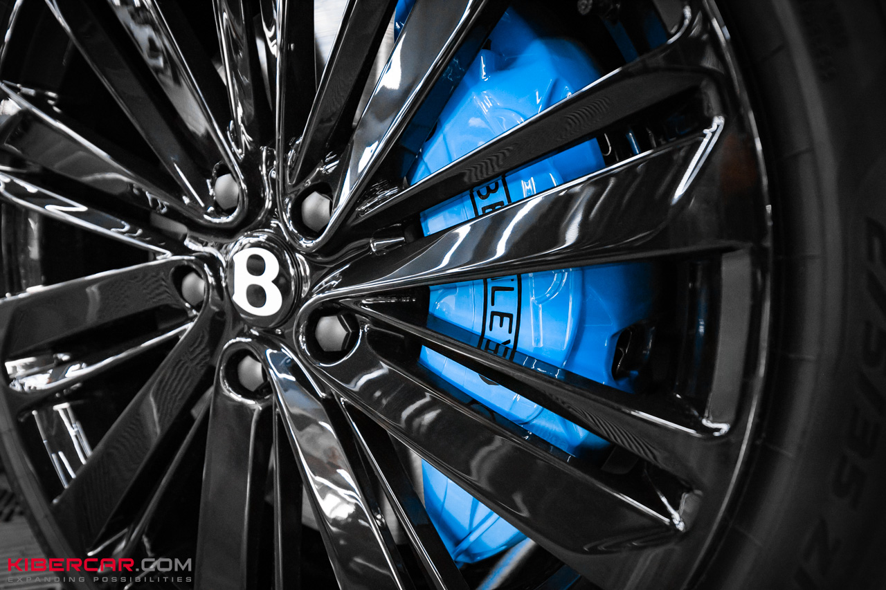 Новый образ Bentley Flying Spur: покраска дисков, суппортов и шильдиков