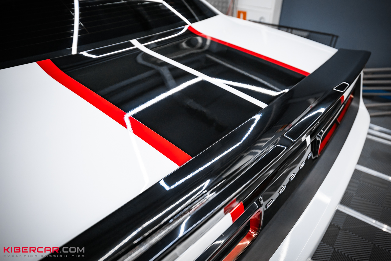 Двойная оклейка Dodge Challenger: спортивные полосы и защита кузова полиуретаном