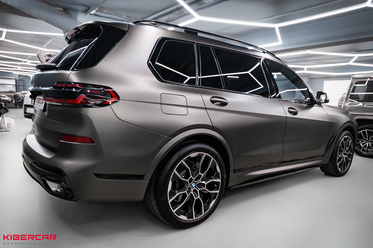 Оклейка BMW X7 матовой полиуретановой пленкой и нанесение керамического покрытия